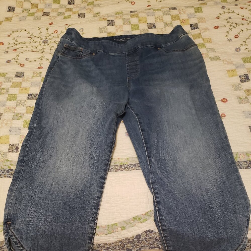 Chico's Capri Blue Jeans Size 1.5 - Pull-on! No zipper.